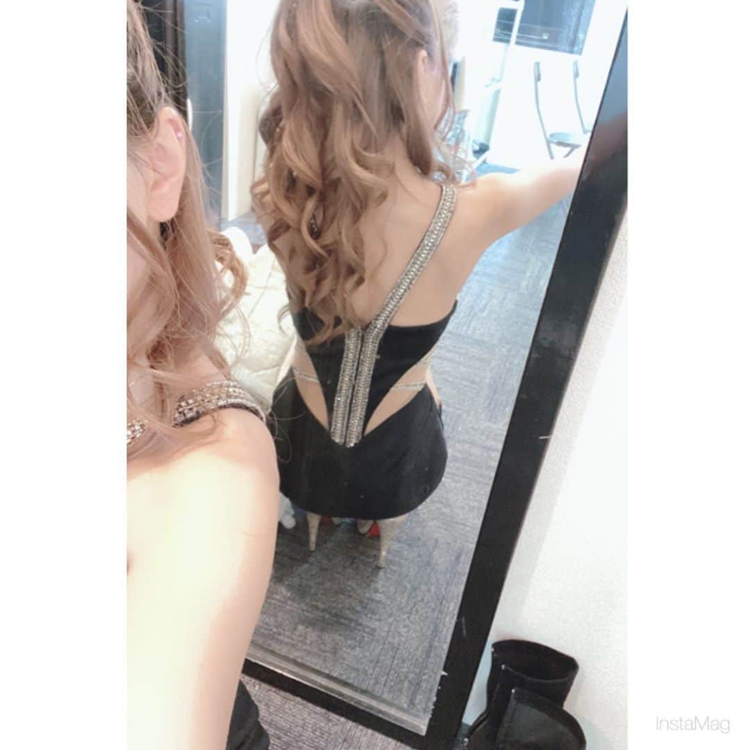 あゆかのインスタグラム：「巻き巻き🦱 週末だけ限定ヘアメ😎 あー昨日からお腹が苦しくてやばみ もうプラス3キロはほしいから爆食いしてます😎 長い道のりそう.....  .  #千葉キャバクラ#千葉富士見キャバ嬢#千葉富士見町キャバ嬢#千葉富士見キャバクラ#arドレス#ジュエルズドレス#コロナに負けるな#コロナに負けるな日本#オンラインキャバクラ#ファッション好きな人と繋がりたい#ヘアメイク#お家スタイル#息してる？#followｍe4 #follow4like#followtrain」