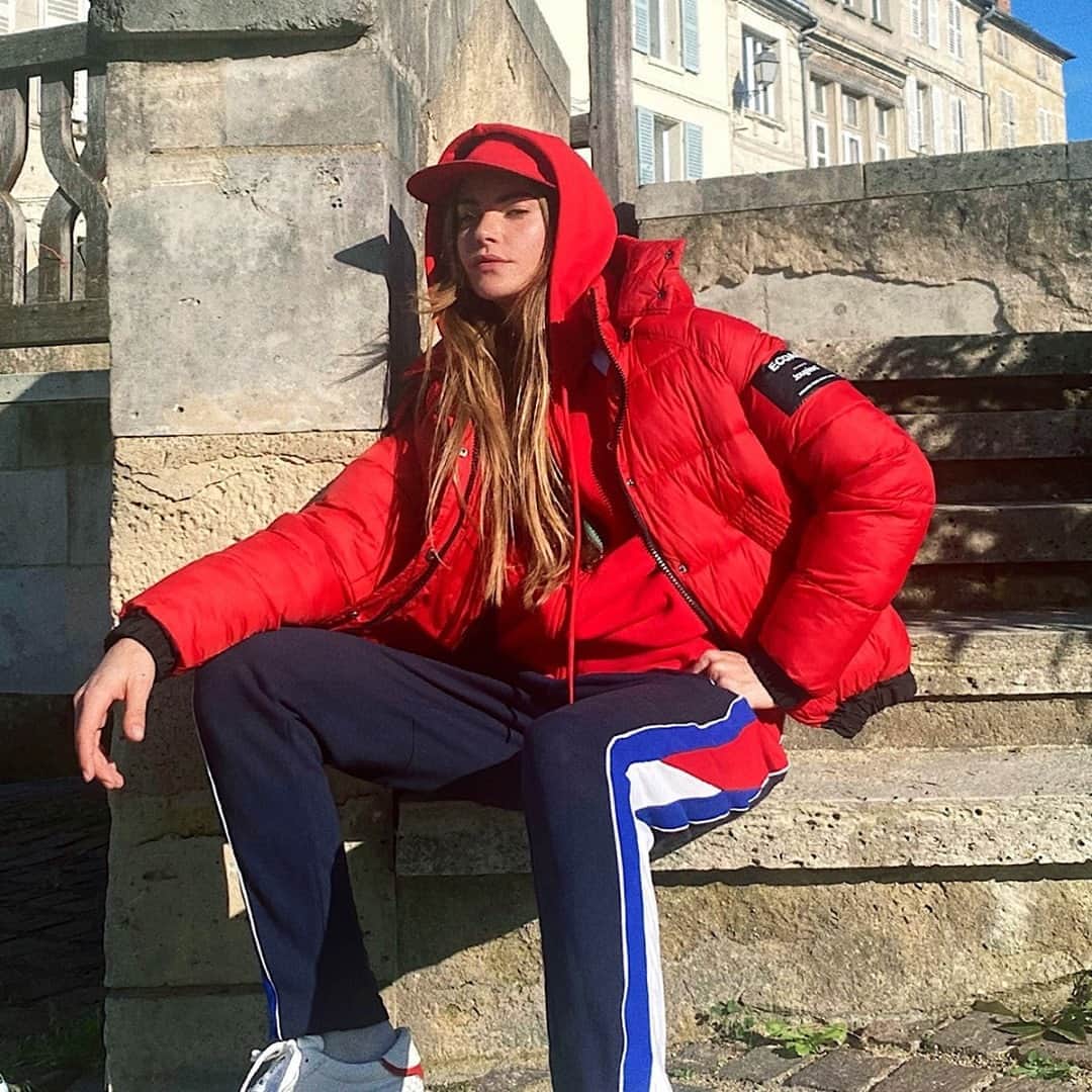デシグアルのインスタグラム：「A jacket that reduce the use of natural resources. @clara.berry styles #DesigualxEcoalf . #Lovetheworld」