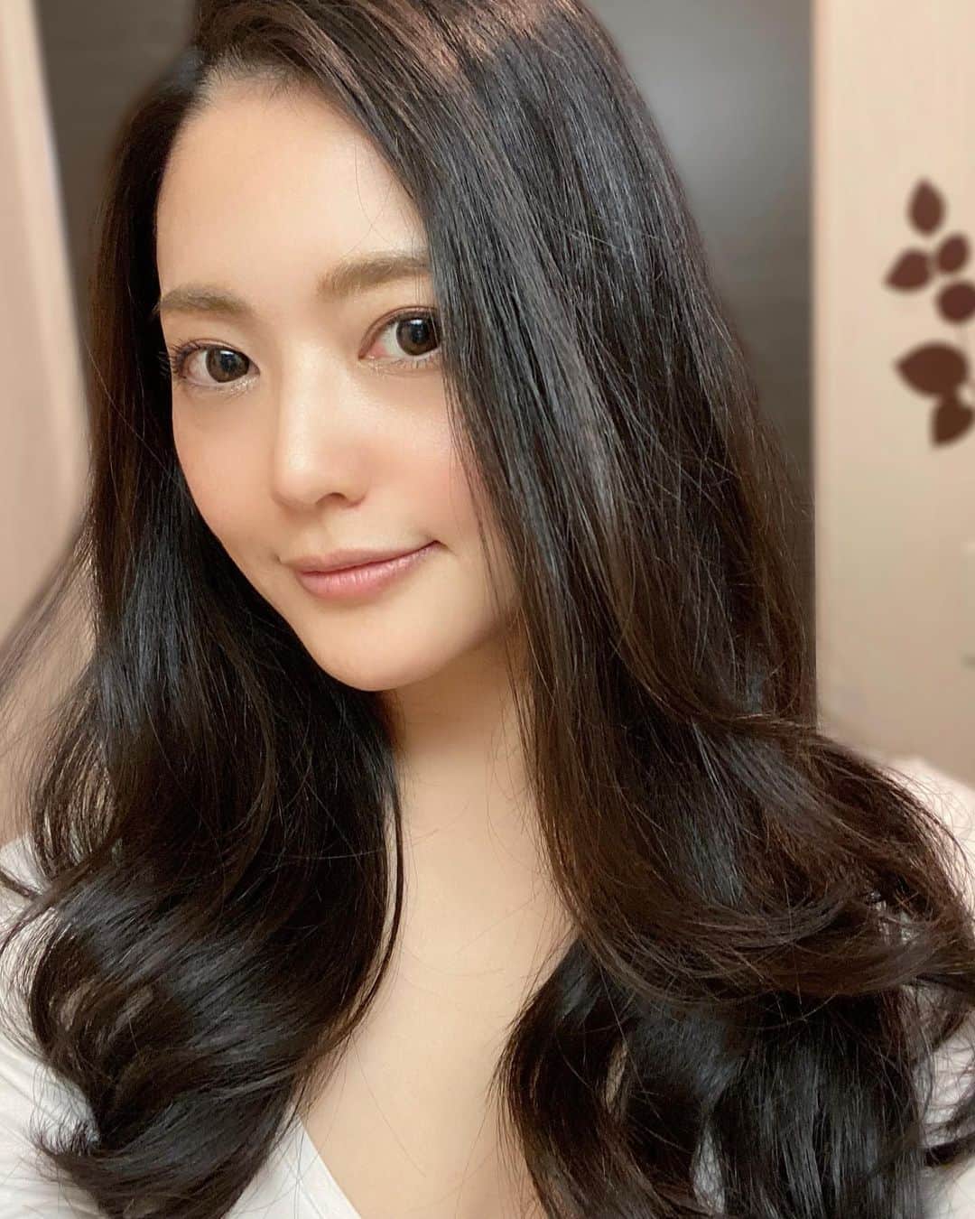 山口愛実のインスタグラム：「シャンプーRyoの茶色にして あいかちゃん、あきさん、むいちゃんからプレゼントでもらった復元ドライヤー使い始めてからめっちゃ髪艶々なってんけど！ どっちがよかったんかな？ ただパパに頭草（漢方）の匂いする！って言われる🤣  見た目を選ぶか香りを選ぶか、、 こんど誰か頭におってー！？」
