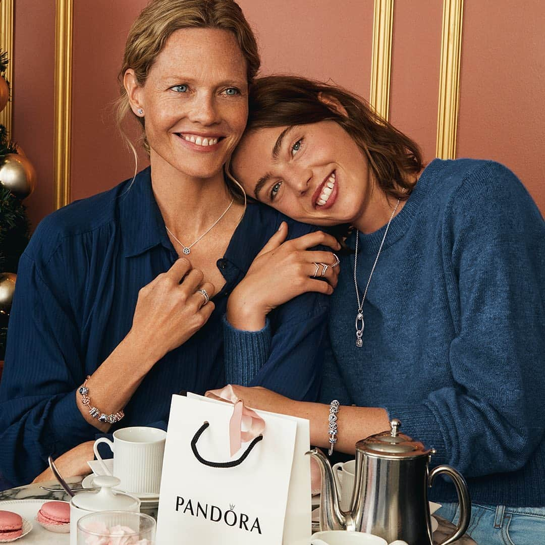 PANDORAさんのインスタグラム写真 - (PANDORAInstagram)「When you and your mum love sparkling jewellery and already know what to gift each other for the holidays. 🙋‍♀️ #Pandora #PandoraGift #ChristmasGift」11月6日 22時33分 - theofficialpandora