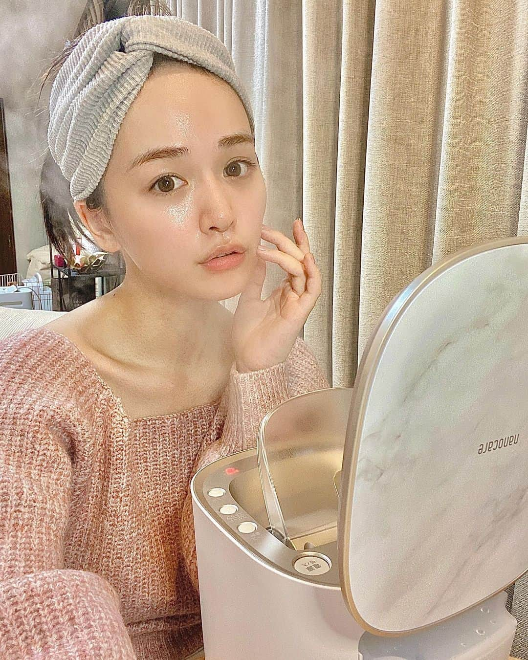 菅本裕子さんのインスタグラム写真 - (菅本裕子Instagram)「高校生の頃からずっと愛用しているPanasonicさんのスチーマー ナノケアが６年ぶりにデザインと機能がフルリニューアルされていて！😭🙌﻿ ﻿ 「スチーマーナノケア EH-SA0B」が発売されるのだけど、これが良すぎたので愛を語らせてください・・！😭😭﻿ ﻿ まず、ナノサイズ温ミストは気持ちまで解れるようで最高なんだけど・・﻿ 今回から化粧水ミスト機能追加で！！化粧水をセットしてミストが出るの！🤭﻿ ﻿ 化粧水なら何でも良いというお手軽さだし、角質層への保湿成分の浸透が手で塗るより15%もアップするそうです・・！神﻿ ﻿ そして今までモードが色々あったけど、今回から4つのシンプルなモードに一新されてかなり使いやすくなっている気がするな！🤔﻿ ﻿ あとなんと言ってもデザインが！！可愛い！！！🥺🥺❤︎❤︎❤︎﻿ ﻿ 部屋に出しっぱなしにしても違和感のないスタイリッシュなデザイン、推せる・・・・﻿ ﻿ 私は最近季節的にも乾燥が気になってきたから、お風呂上がってスキンケア 前にクリア肌モードを使って潤いチャージしてます♡😉﻿ ﻿ クリア肌モードは前のモデルの時からずっと大好きで使ってる😌﻿ 温ミストモード使いながらのクレンジングも大好きですね・・・🤔﻿ ﻿ youangeの化粧水を入れて使ってるんだけど、精油が入ってるタイプのものを選ぶと香りもふわっと広がってとにかく最高だった！オススメ❤︎﻿ ﻿ 発売前にお先に使わせて頂いてるのですが、使って１週間くらいした時に肌のモチっと感を実感したし、何よりも気分がほぐれるのが最高なので、毎日の生活レベルが上がりました・・・ありがとうございますPanasonicさん・・！😭﻿ ﻿ めっちゃ推しで、久しぶりにゲットしてよかった美容家電でした・・！自分へのご褒美にぴったりなんじゃないかなと思います♡！めちゃくちゃ愛語ったけど、みんなどうだったかな〜！笑﻿ ﻿ ﻿ #スチーマーナノケア #スチーマーで素肌力は上がる　#美容家電 #美容 #スキンケア #乾燥肌 #乾燥肌対策　#おこもり美容 #おうち時間 #ナノケア﻿ #PR #パナソニックビューティ　@panasonic_beauty」11月6日 22時33分 - yukos0520