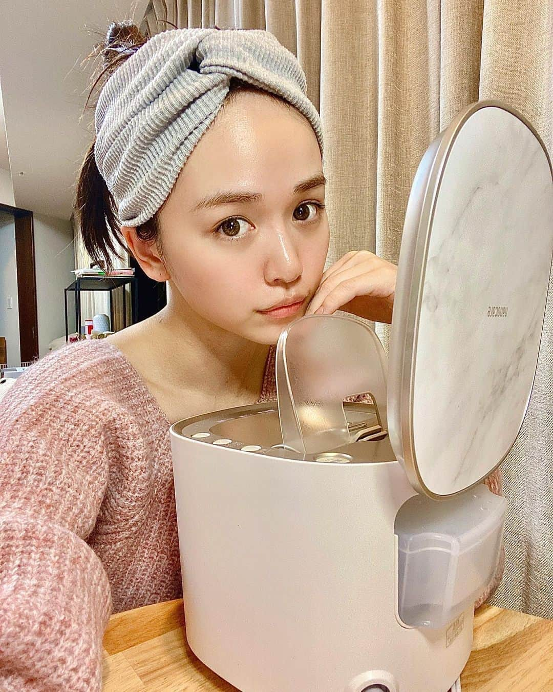 菅本裕子さんのインスタグラム写真 - (菅本裕子Instagram)「高校生の頃からずっと愛用しているPanasonicさんのスチーマー ナノケアが６年ぶりにデザインと機能がフルリニューアルされていて！😭🙌﻿ ﻿ 「スチーマーナノケア EH-SA0B」が発売されるのだけど、これが良すぎたので愛を語らせてください・・！😭😭﻿ ﻿ まず、ナノサイズ温ミストは気持ちまで解れるようで最高なんだけど・・﻿ 今回から化粧水ミスト機能追加で！！化粧水をセットしてミストが出るの！🤭﻿ ﻿ 化粧水なら何でも良いというお手軽さだし、角質層への保湿成分の浸透が手で塗るより15%もアップするそうです・・！神﻿ ﻿ そして今までモードが色々あったけど、今回から4つのシンプルなモードに一新されてかなり使いやすくなっている気がするな！🤔﻿ ﻿ あとなんと言ってもデザインが！！可愛い！！！🥺🥺❤︎❤︎❤︎﻿ ﻿ 部屋に出しっぱなしにしても違和感のないスタイリッシュなデザイン、推せる・・・・﻿ ﻿ 私は最近季節的にも乾燥が気になってきたから、お風呂上がってスキンケア 前にクリア肌モードを使って潤いチャージしてます♡😉﻿ ﻿ クリア肌モードは前のモデルの時からずっと大好きで使ってる😌﻿ 温ミストモード使いながらのクレンジングも大好きですね・・・🤔﻿ ﻿ youangeの化粧水を入れて使ってるんだけど、精油が入ってるタイプのものを選ぶと香りもふわっと広がってとにかく最高だった！オススメ❤︎﻿ ﻿ 発売前にお先に使わせて頂いてるのですが、使って１週間くらいした時に肌のモチっと感を実感したし、何よりも気分がほぐれるのが最高なので、毎日の生活レベルが上がりました・・・ありがとうございますPanasonicさん・・！😭﻿ ﻿ めっちゃ推しで、久しぶりにゲットしてよかった美容家電でした・・！自分へのご褒美にぴったりなんじゃないかなと思います♡！めちゃくちゃ愛語ったけど、みんなどうだったかな〜！笑﻿ ﻿ ﻿ #スチーマーナノケア #スチーマーで素肌力は上がる　#美容家電 #美容 #スキンケア #乾燥肌 #乾燥肌対策　#おこもり美容 #おうち時間 #ナノケア﻿ #PR #パナソニックビューティ　@panasonic_beauty」11月6日 22時33分 - yukos0520