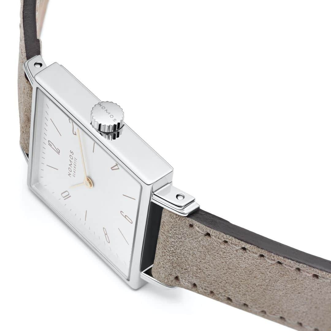のインスタグラム：「Tetra duo: Perfect for more slender wrists—and exceptionally elegant with its two-tone colorway. The hand-wound NOMOS caliber Alpha.2 sets the pace inside.  #nomos #wristwatch #nomosglashuette #nomostetra #watchlover #jewelry #womenswatch #bauhaus #design」