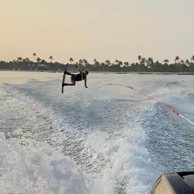 ジャン＝エリック・ベルニュのインスタグラム：「That was a back flip and a half 🤪」
