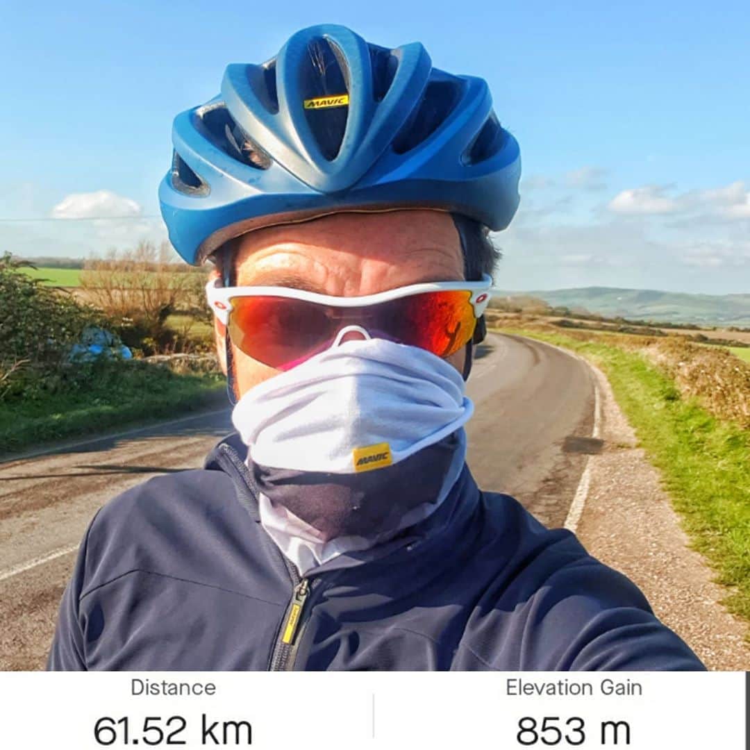 ジェームズ・フェルプスさんのインスタグラム写真 - (ジェームズ・フェルプスInstagram)「I'm smiling I promise... Fresh (meaning cold), breezy (meaning very windy) but very sunny and fun on the bike today. Always make time to feel good 👍  #cyclinglife #wintercycling #lockdownfitness @specialized_uk @maviccycling  😷🤪🚲💨❄」11月6日 22時44分 - jamesphelps_pictures