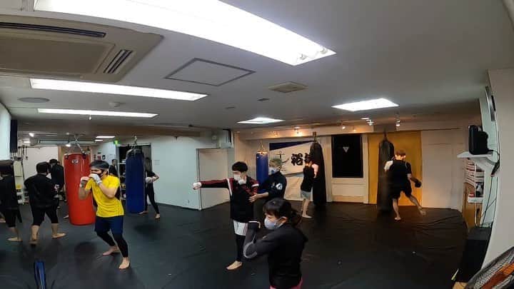 裕樹のインスタグラム：「お誕生日メッセージ  皆さんありがとうございます😊  何歳になっても嬉しいです！  今日から、また新たな事に挑戦し、積み重ねて行きます！  今日は多かった！  そして、参加者61名😍🙏😍  朝1時間、夜4時間で61名て結構すげーな🤣  全員ミット持ったけど、飯食ってるから余裕（笑）  明日は14〜19時です！  よろしく‼️  #甲東園#宝塚#西宮#伊丹#キックボクシング#フィットネス#ダイエット#裕樹#ローキック#エクササイズ#ミットネス#体幹トレーニング#アンカージム#裕樹のローキック#朝活トレーニング#パーソナルトレーニング#ウエイトトレーニング」