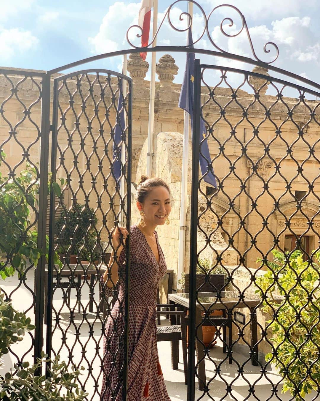 西内ひろさんのインスタグラム写真 - (西内ひろInstagram)「ステイしたホテルが可愛すぎて終始ニコニコ☺️💕 @thexarapalace  ご縁がご縁を呼んでここに来れた事に感謝🙏 どんな事があっても、笑って感謝していたら いい事って起こるものだなぁ✨  #ホテル　#可愛いホテル #西内ひろのオススメ旅  #旅　#人生を楽しむ  #マルタ島　#海　#ヨーロッパ　#旅　#冒険しよう #trip #travel  #work #europe  #gozo #beautiful  #visitmalta #aftercovid19 #nicehotel  ※許可を頂き撮影の瞬間のみマスクを外していますが、普段は着用しています。」11月6日 22時43分 - 0214hiro