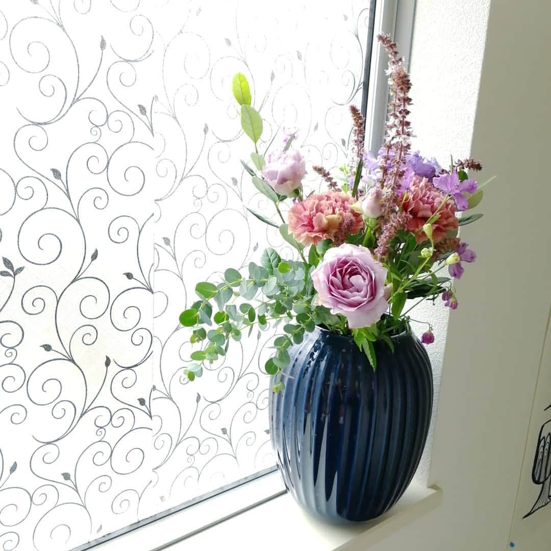 Kaori Takinoのインスタグラム：「たまに女性らしい花も買う。  くすみカラーのピンクやパープル💜 ひょろんと長いのは、バジルの花だよ❗  #花束#花#バラ#薔薇#rose #くすみカラー#kahler #kähler #ネイビー#ネイビーの花瓶#花のある生活#花のある暮らし」