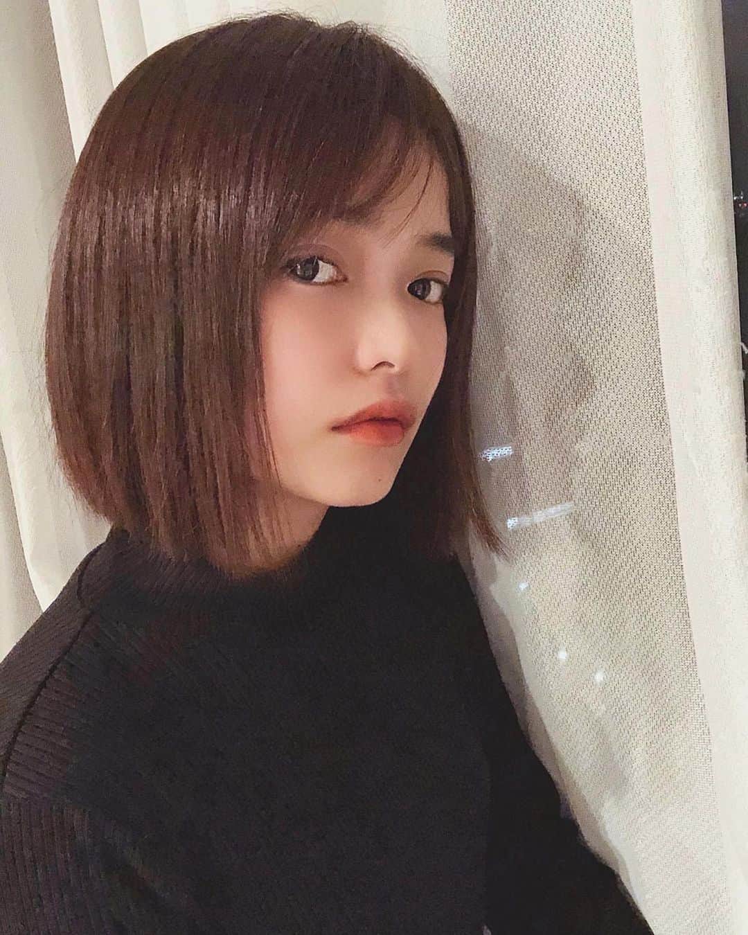 片山良平のインスタグラム：「嫁カット✂️ 先日ロングヘアからボブに切りした💁‍♂️とっても似合ってる🤙  #Repost @ayanasakoh ・・・ : 20〜30cmぐらい切った✂︎✨ @loness0301  @ryohei_katayama  : #ボブ #パツーン　 #6歳ぶりぐらい #5歳かも #小学校上がる時はもうちょい長かった #切りっぱなしボブ #大人ボブ #ロングからボブに　 #髪色もうちょい明るくしようかなぁ #夜室内で撮ると画質の悪さよ… #iPhone12proにしたい　 #カット　#ヘアカット　 #そろそろアイコンも変えたいわ」