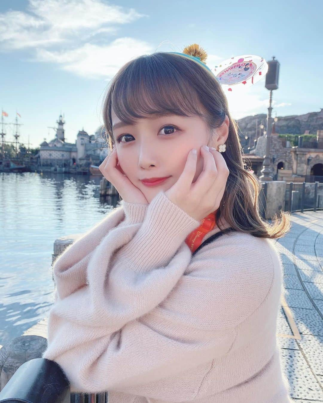 計良日向子（ひなひ）さんのインスタグラム写真 - (計良日向子（ひなひ）Instagram)「. . 昨日の写真たくさんあるから 今日も載せちゃう(*´ω｀*)💕 . . . パークの夕暮れがとっても綺麗✨ 季節の中で秋が一番好き☺️ . . . @twinkmiru でネイルしたよ❣️ マグネットネイルしてもらった♡ . . . 👗ニット　@whoswhochico . . . . #tokyodisneysea #disney #tds #ディズニーシー #東京ディズニーシー #ディズニー #ディズニーコーデ #ディズニーバウンド #私服 #コーディネート #whoswhochico #twinkmiru #表参道ネイル #トゥインクミル」11月6日 22時47分 - kerahinako1105