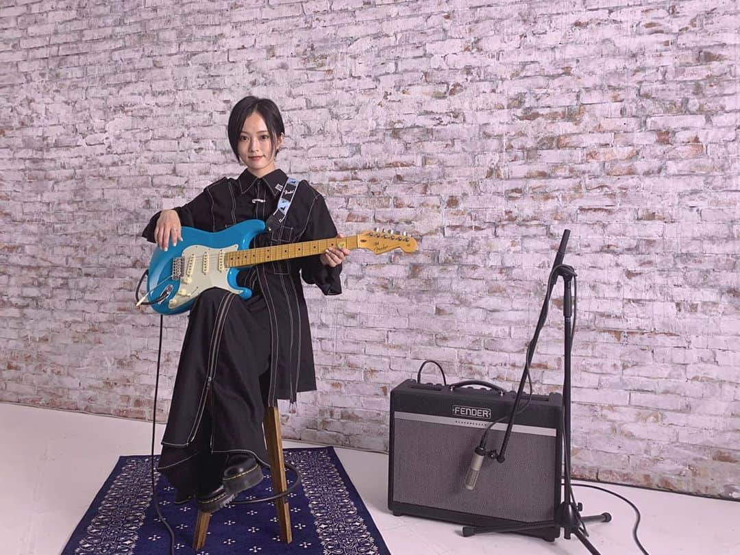 山本彩さんのインスタグラム写真 - (山本彩Instagram)「.  Fenderさんのグローバルコンテンツ "The Professional"の 記念すべき第1回目にお声がけ頂きました...！ 演奏動画とインタビュー記事もありますので 是非そちらも合わせてチェックして下さい✨ .  #山本彩 #fender #フェンダー #stratocaster #ストラトキャスター  #americanprofessional #マイアミブルー」11月6日 22時48分 - sayaka__714