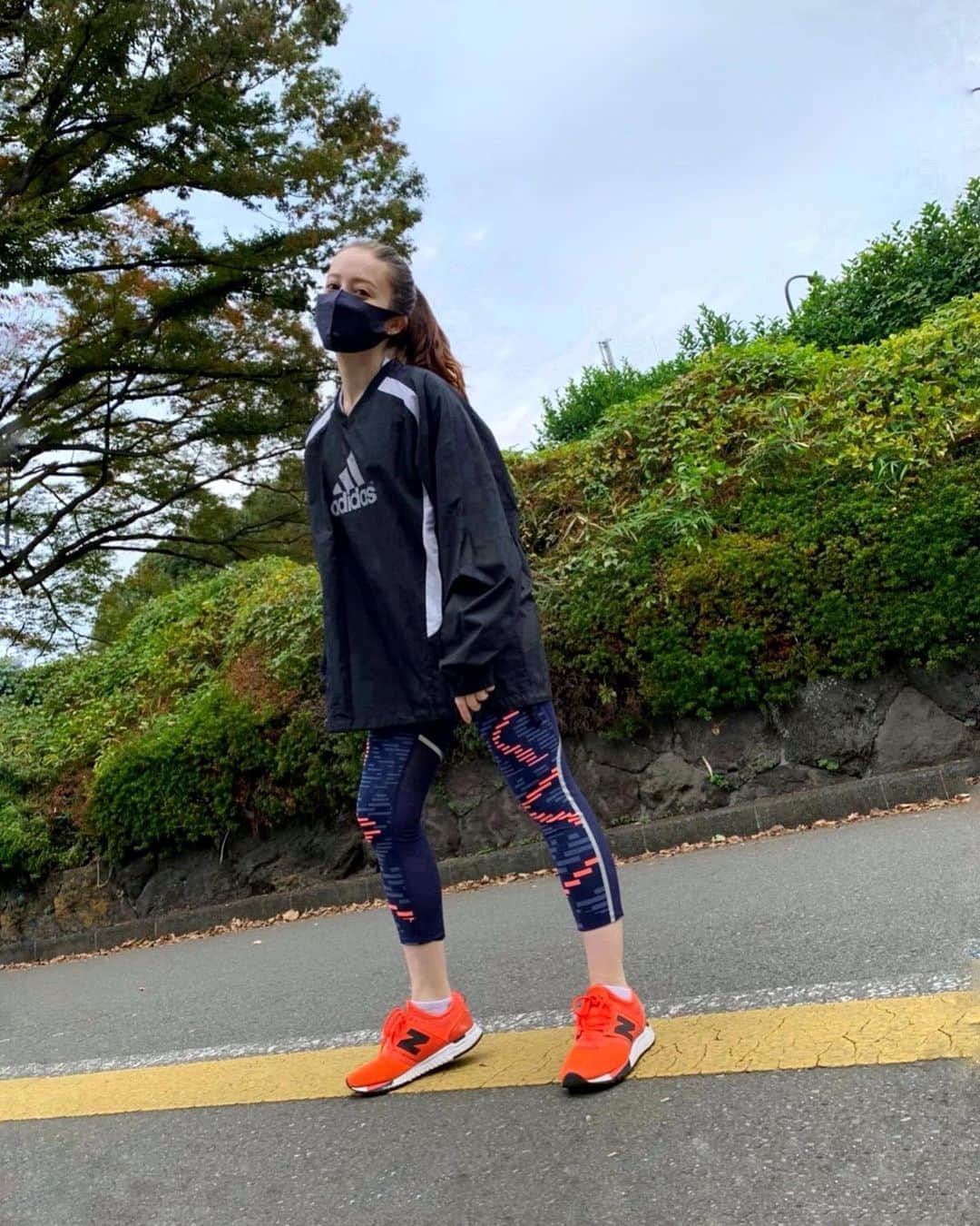 ドーキンズ英里奈のインスタグラム：「RUN🏃‍♀️ ⠀ 体力づくりで走りはじめました◎ 紅葉が綺麗な中走るのは良いなぁ🍁 ⠀ ⠀ ⠀ ⠀ #run#ランニング女子#newbalance」