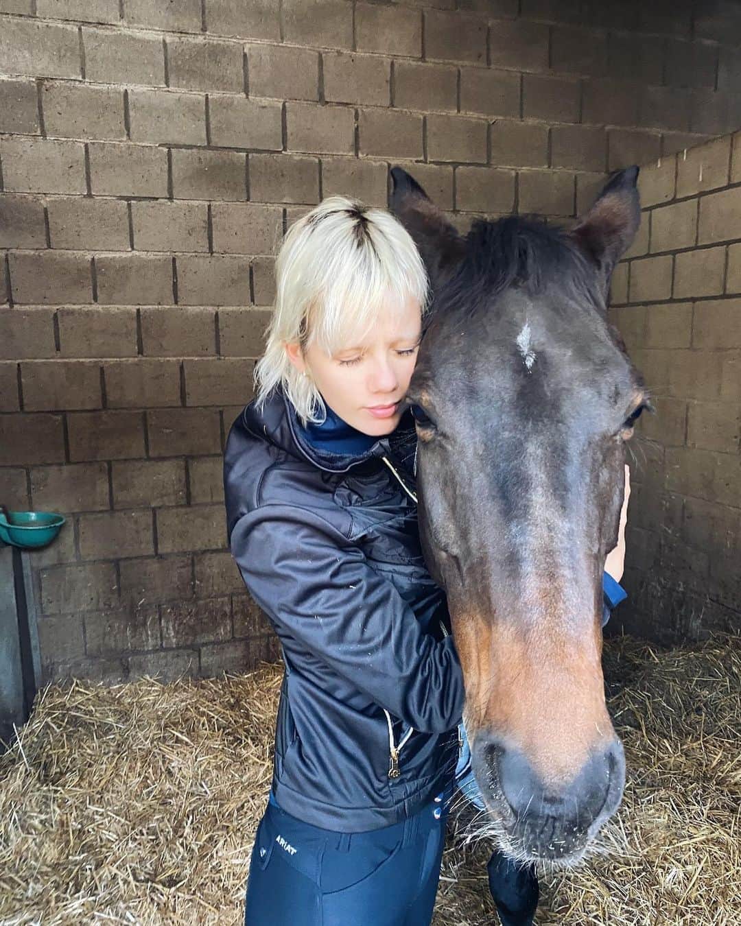 マリヤン・ジョンクマンのインスタグラム：「My girl from today on. I love you already ❤️❤️❤️❤️🐴」