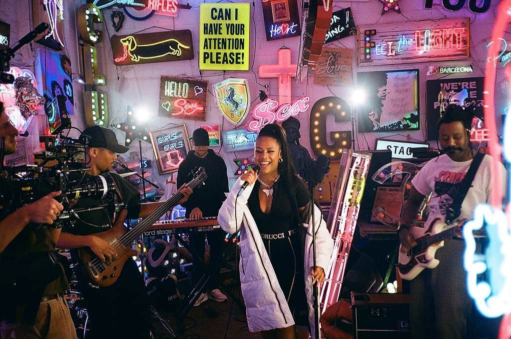 ルディメンタルのインスタグラム：「@morganconniesmith filmed a live session for her single 'Alien' with some of the extended Rudi Fam. Watch via link in stories. Her Alien EP's out now on our label @majortomsmusic」