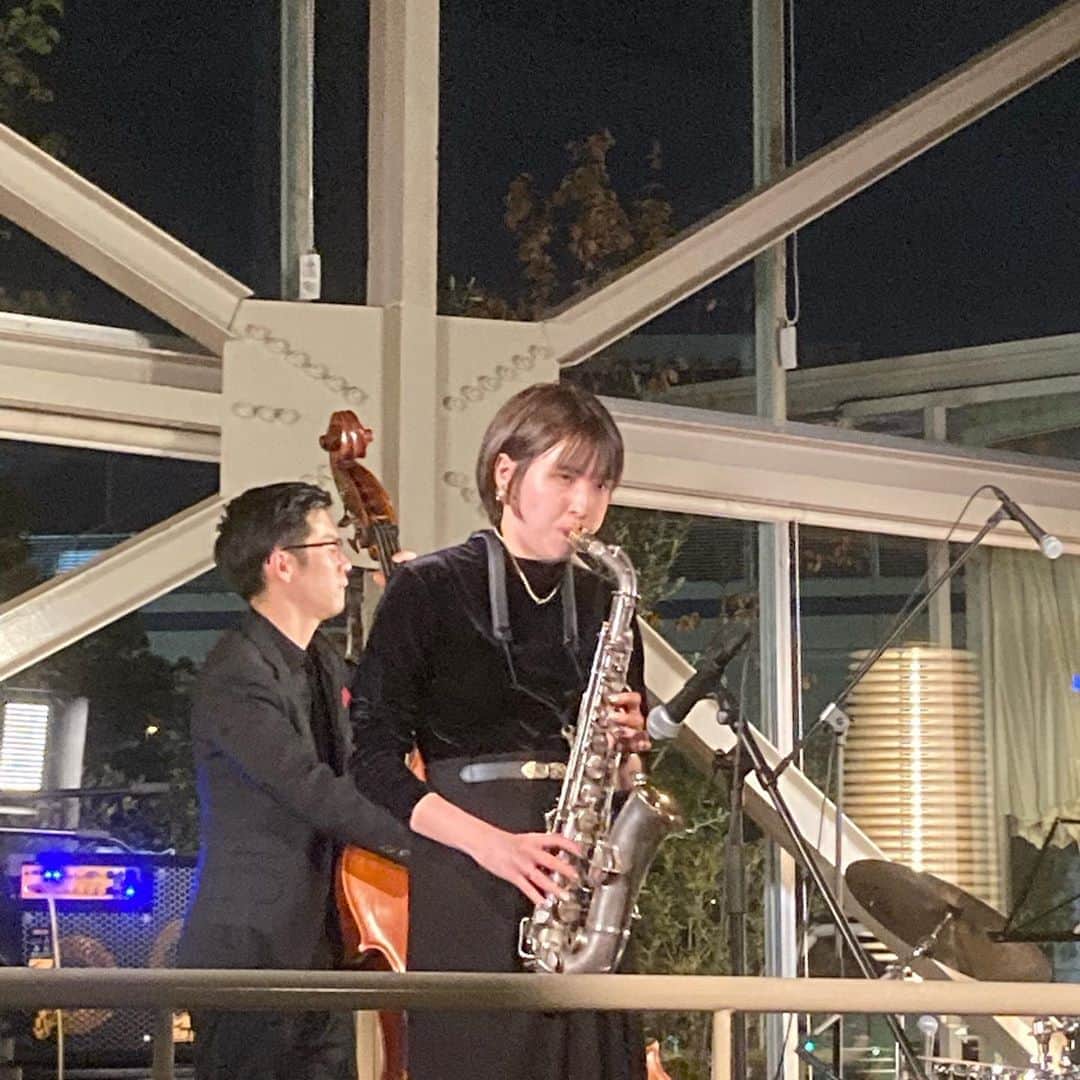 松宮宏のインスタグラム：「Jazz at “fish inthe forest”波打ち際。神戸ならではのロケーション。フランクゲーリー設計のレストラン。素晴らしいビバップ。ミュージシャンたちは20代前半の世代。」