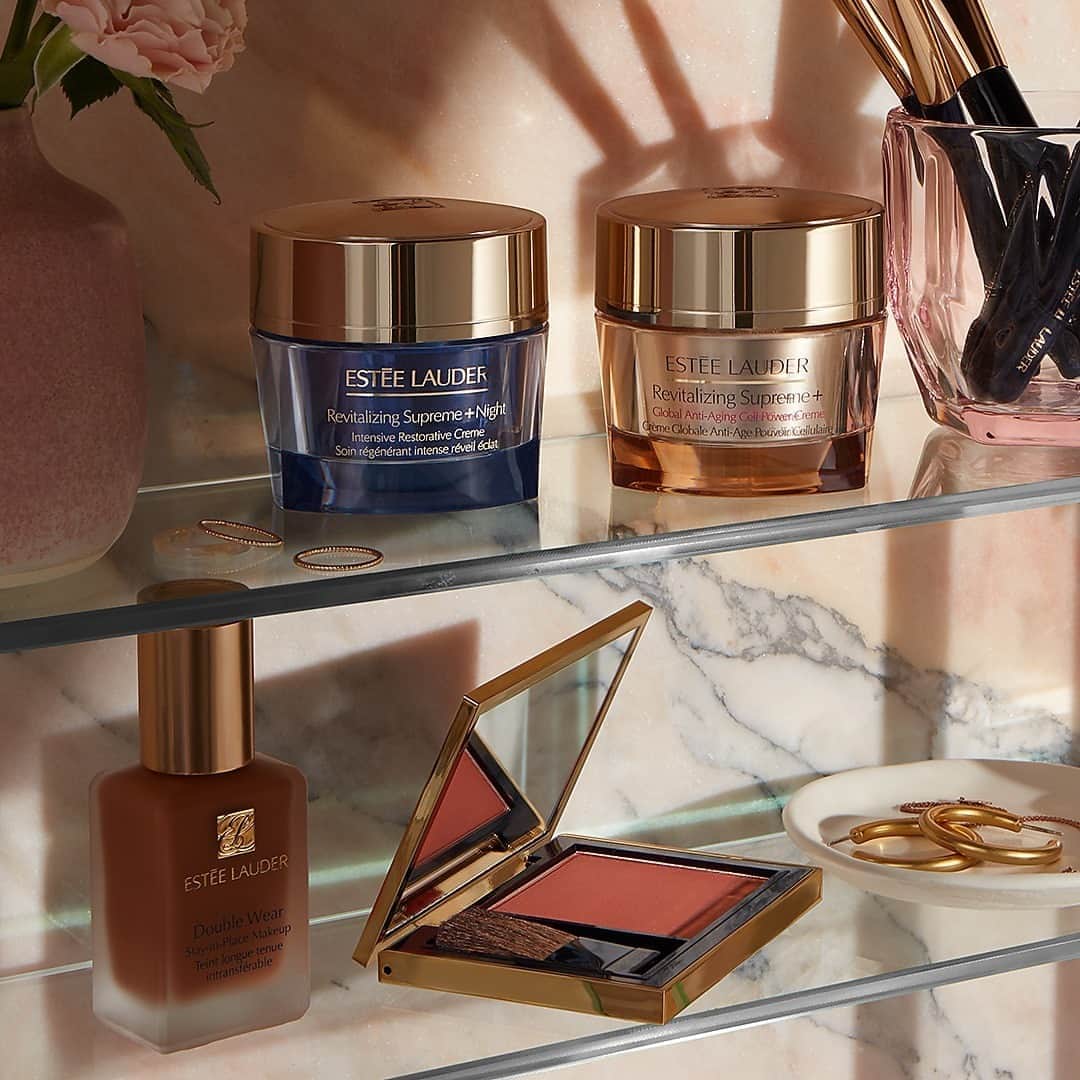 のインスタグラム：「Get your morning routine on lock: smooth and flawless skin is a swipe away with our #EsteeMoisturizers, #DoubleWear Foundation, and #PureColorEnvy Sculpting Blush ✨ Tap to shop your favorite #EsteeEssentials!」