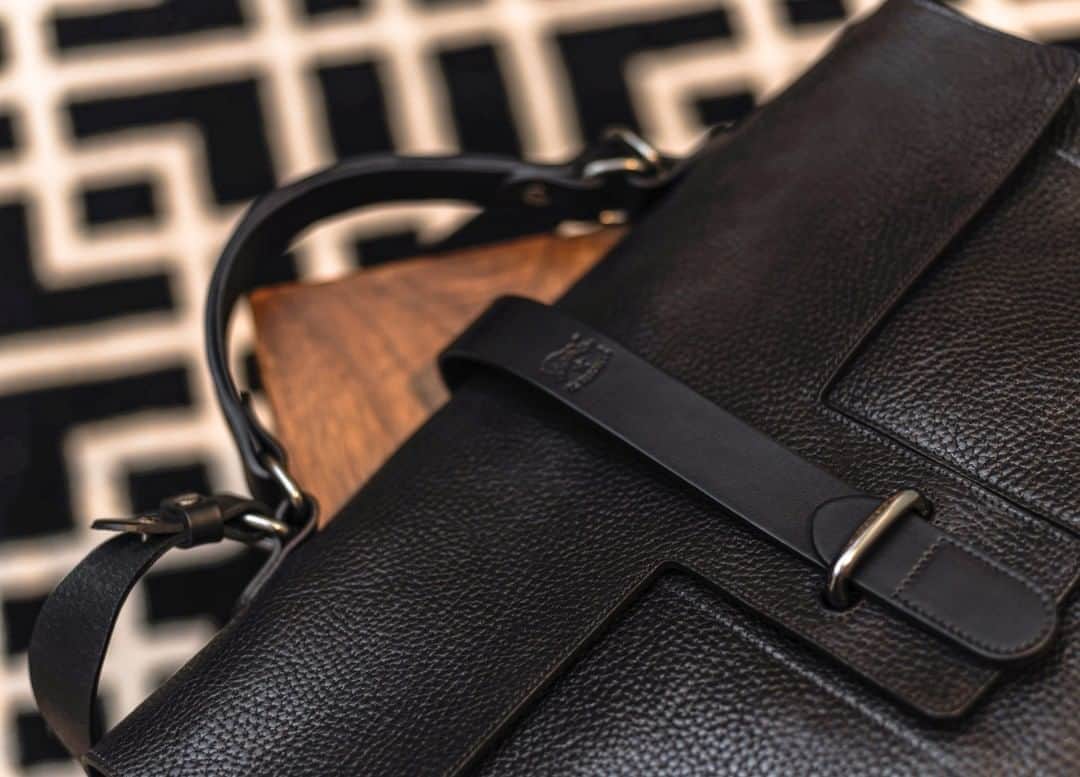 イルビゾンテのインスタグラム：「If you have a passion for details, the #FW20 men's collection is just your cup of tea. Take the time to look carefully at our new products and you'll discover many special little things, like this iconic bridge closure, taken from prototypes preserved in Il Bisonte's  historical archives and reinterpreted with a contemporary twist. ☆ #ilbisonte #mensfashion #briefcase」