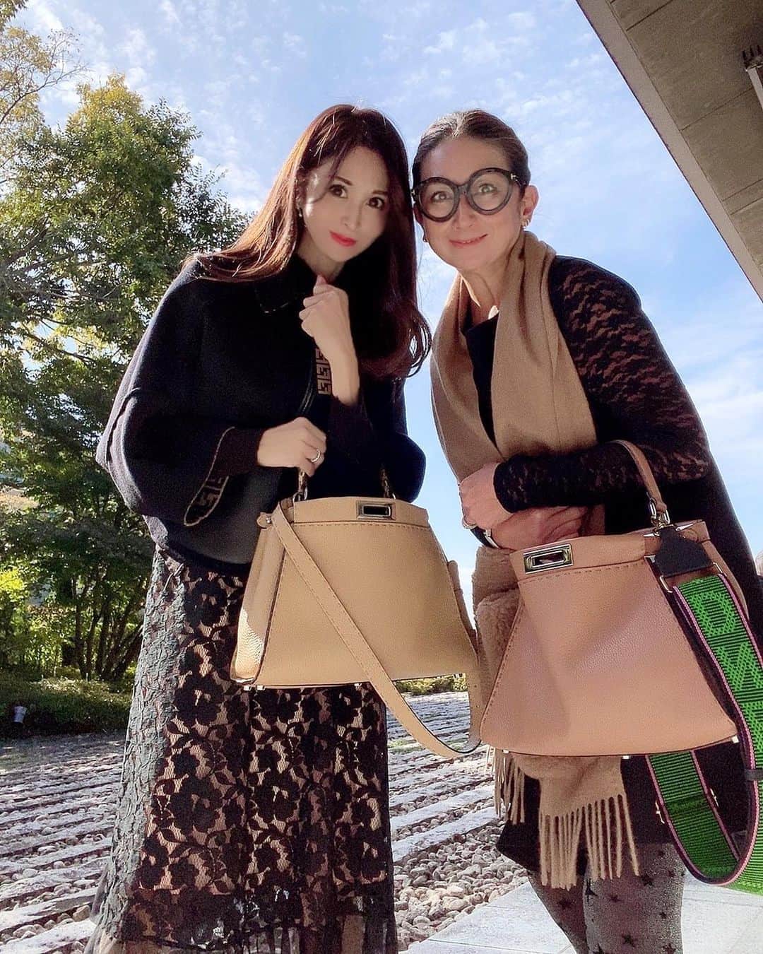 のインスタグラム：「昨日の『ランチパーティー』の前に有香ちゃんとお茶❤️ バッグ👜がお揃い❤️」