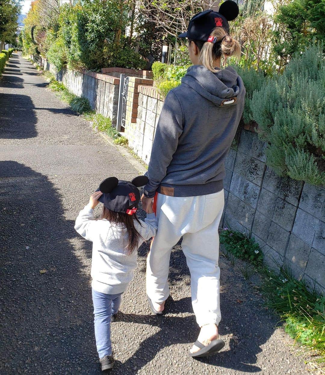 大儀見優季のインスタグラム：「My smallest best friend 👯 Going to “Mickey Land” which the way she calls 😘」
