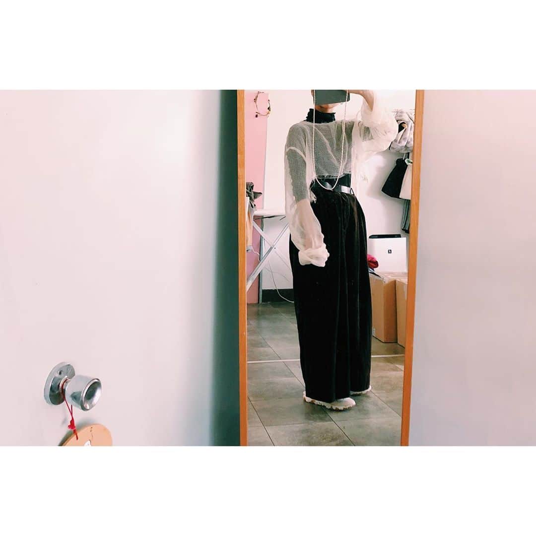 雪浦聖子さんのインスタグラム写真 - (雪浦聖子Instagram)「先週、nusumiguiのお店で買ったプルオーバー。 羽衣っていいたくなる（違うのは知ってますよ）ようなふんわり軽いウールの生地でできている。  何と重ねるか考えるのが楽しい。 と言いつつ今のところシンプルなカットソーに重ねちゃってて、ひねりがない。 そのうち、おっていう組み合わせを見つけるのだ。  nusumiguiの服の持つライブ感をそのまま残して着たい。 毎日服着るの楽しい。」11月6日 23時00分 - sneeuw_y