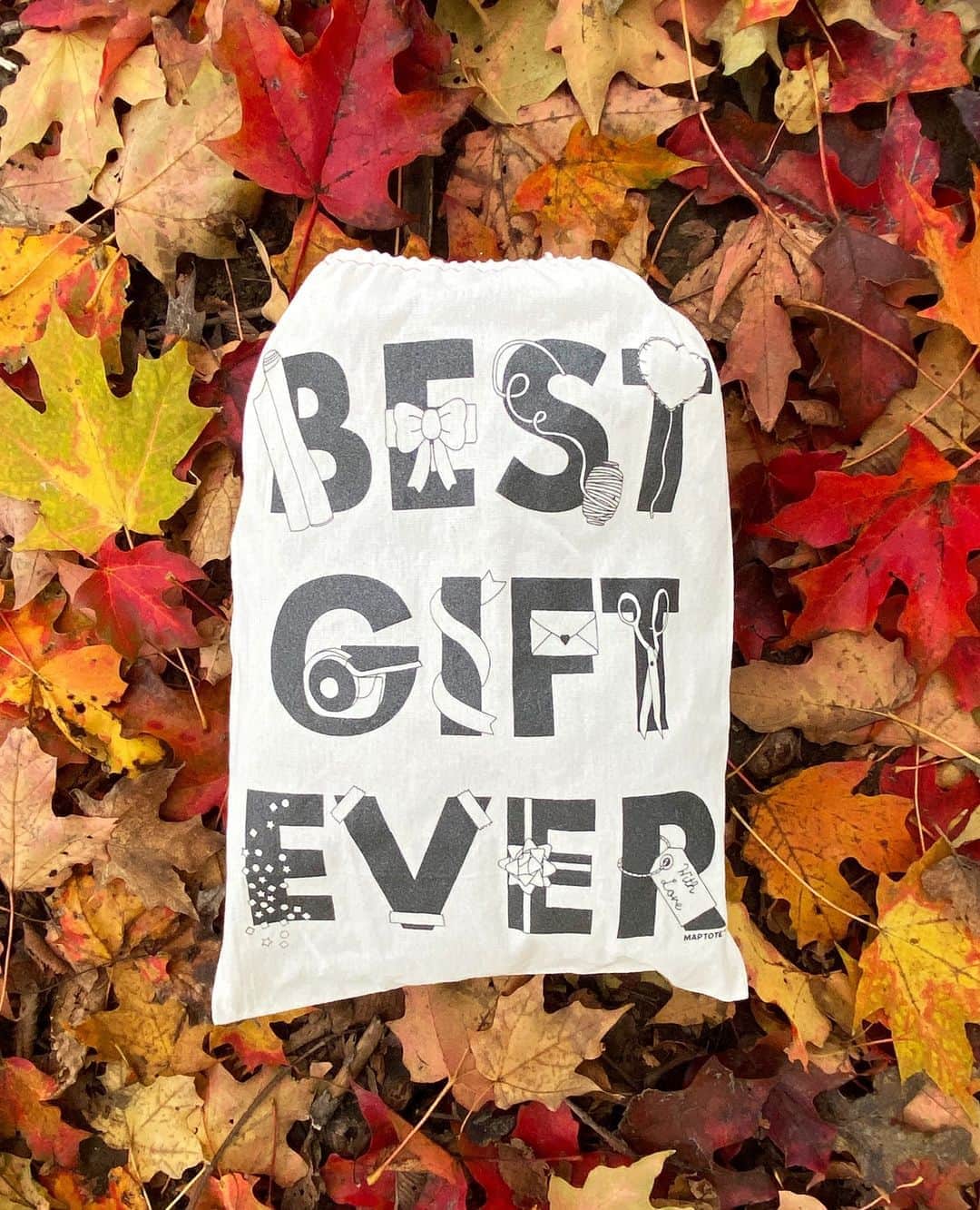 マップトートのインスタグラム：「⁠Get gifting with Maptote and give the Best Gift Ever this year! We're getting in the holiday spirit early by offering you a FREE cotton drawstring bag with your purchase of $75+. This screen-printed (and limited supply) reusable bag is the perfect size for our totes and an eco-friendly alternative to wrapping paper. Gift and then re-gift! Who will you be gifting to this year? 🎁🎁#GetGiftingWithMaptote⁠ ⁠」