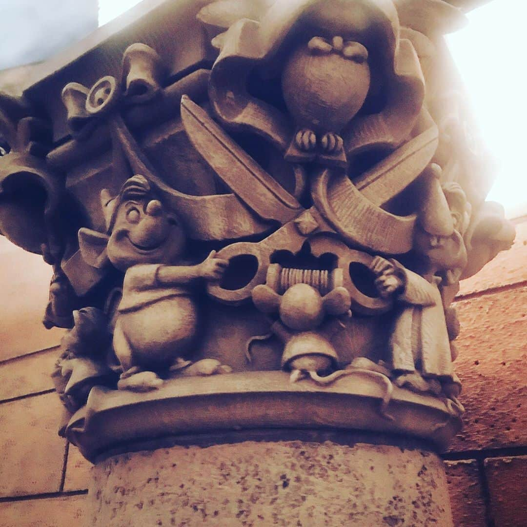 咲希あかねさんのインスタグラム写真 - (咲希あかねInstagram)「#disneyland  🐭#祖国 #帰省  #コーヒーカップ ガンガン回して面白がるタイプ😏笑  #ミニーのスタイルスタジオ は入れなかったけど、外からもかわいいよー❤️  #美女と野獣 #魔法のものがたり 乗れたーーー😚✨ この時間にエントリーすると当たるよって噂を聞いて、やってみたら当たったーーー✨ #美女と野獣エリア 街並みが😍  #ベイマックスのハッピーライド も乗れた♪これ意外と飛ばされそうになるよ！笑　#遠心力   新エリアはまだの方もいるので載せずに、あえていつもの可愛い場所を撮ってみた😋 どこかわかるかな♪  #ディズニーランド #disney #ディズニー #beautyandthebeast #ベイマックス」11月6日 23時03分 - akane_saki