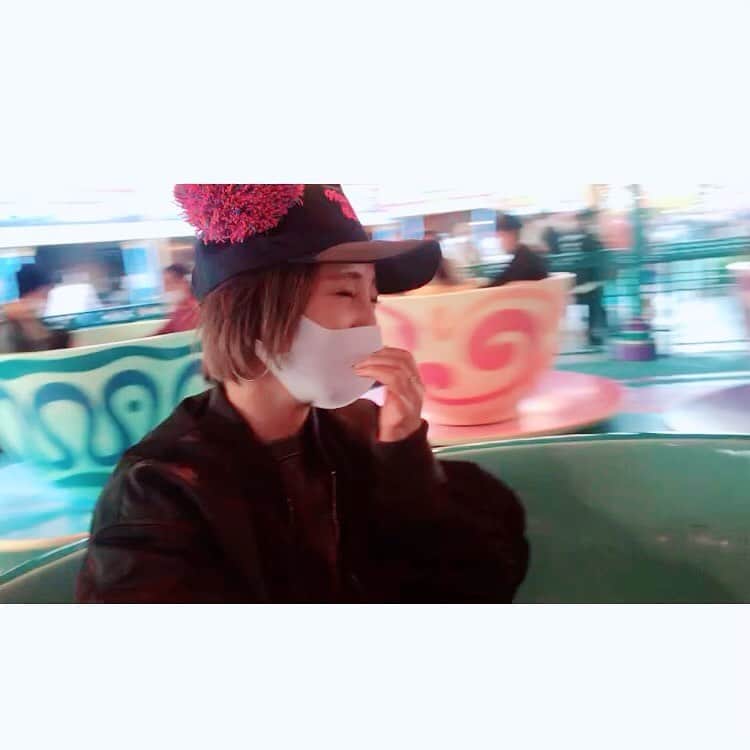 咲希あかねのインスタグラム：「#disneyland  🐭#祖国 #帰省  #コーヒーカップ ガンガン回して面白がるタイプ😏笑  #ミニーのスタイルスタジオ は入れなかったけど、外からもかわいいよー❤️  #美女と野獣 #魔法のものがたり 乗れたーーー😚✨ この時間にエントリーすると当たるよって噂を聞いて、やってみたら当たったーーー✨ #美女と野獣エリア 街並みが😍  #ベイマックスのハッピーライド も乗れた♪これ意外と飛ばされそうになるよ！笑　#遠心力   新エリアはまだの方もいるので載せずに、あえていつもの可愛い場所を撮ってみた😋 どこかわかるかな♪  #ディズニーランド #disney #ディズニー #beautyandthebeast #ベイマックス」