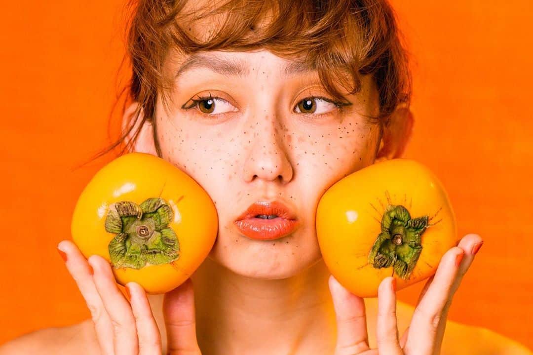 セーラのインスタグラム：「柿をイメージしたショット♡  久々にメイクしてもらったり 髪の毛やってもらったり 撮影したり すっごく楽しかった♡  カメラ📷　@shizuka.sherry  メイク💄　@yuko_makeup   #柿　#秋の味覚　#作品撮り　#フルーツ　#秋　#メイク　#ヘアメイク　#撮影」