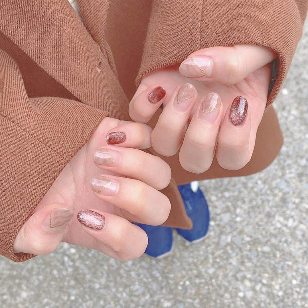 愛内みさのインスタグラム：「🍁 今月の新作nail☺️ ニュアンスにマグネット♡* ・ りかちゃん @k_nyai  ご来店ありがとうございました⭐︎ お洒落コーデにぴったりなnailに(*^_^*) 久しぶりに沢山お喋りできて嬉しかったし可愛くて癒されました♡ ・ ୨୧┈┈┈┈┈┈┈┈┈┈┈┈┈┈┈┈┈┈  表参道徒歩5分のネイルサロン Accueil unautre ・ ◼︎平日　11:00〜21:00 ◼︎土日祝　11:00〜19:00 ・ ▫︎パラジェル追加料金なし ▫︎ 大人可愛いネイルサンプル700種以上！ ▫︎ カラーは300色以上からお選びいただけます。 ・ ・ ・ ・ #マグネットネイル #表参道ネイル #ニュアンスネイル」
