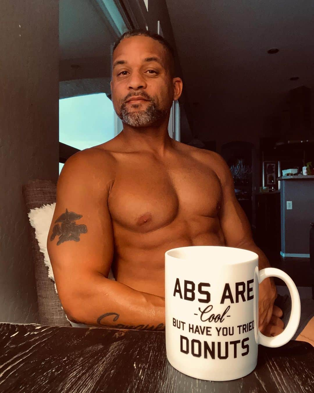 ショウン・トンプソンさんのインスタグラム写真 - (ショウン・トンプソンInstagram)「☕️ 🍩 Even my coffee mug is excited about donut Friday! Good morning ☀️😃! Oh and @scottphotobombs and the boys are still sleeping! 🎉  #coffee #donutfriday #donuts #friday」11月6日 23時08分 - shaunt