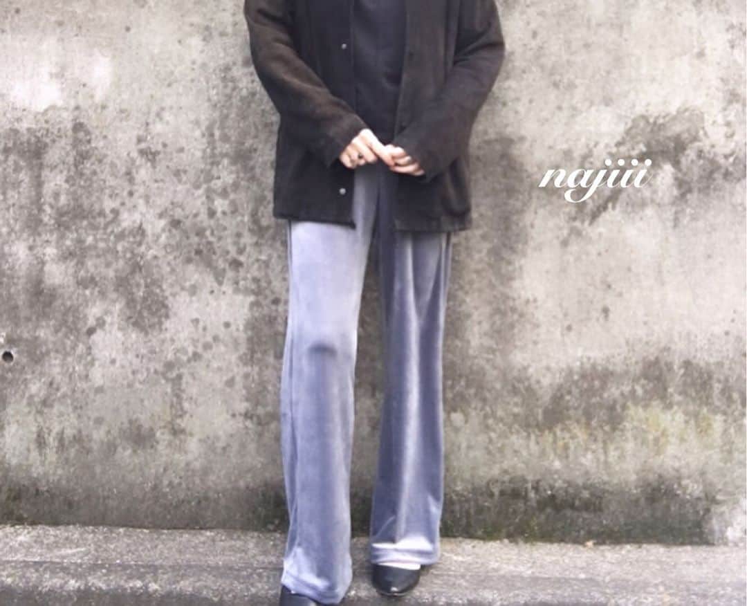 nakiのインスタグラム：「動きやすくオチ感がキレイなUNIQLOのパンツ。 ・ ジャケットよりインナーの丈を短くすることで足長効果を狙えます。 ・ ・ #ユニクロ#ユニクロコーデ #アラフォー#アラフォーコーデ #大人カジュアル #パンツ#ウルトラストレッチスムースパンツ#秋コーデ」