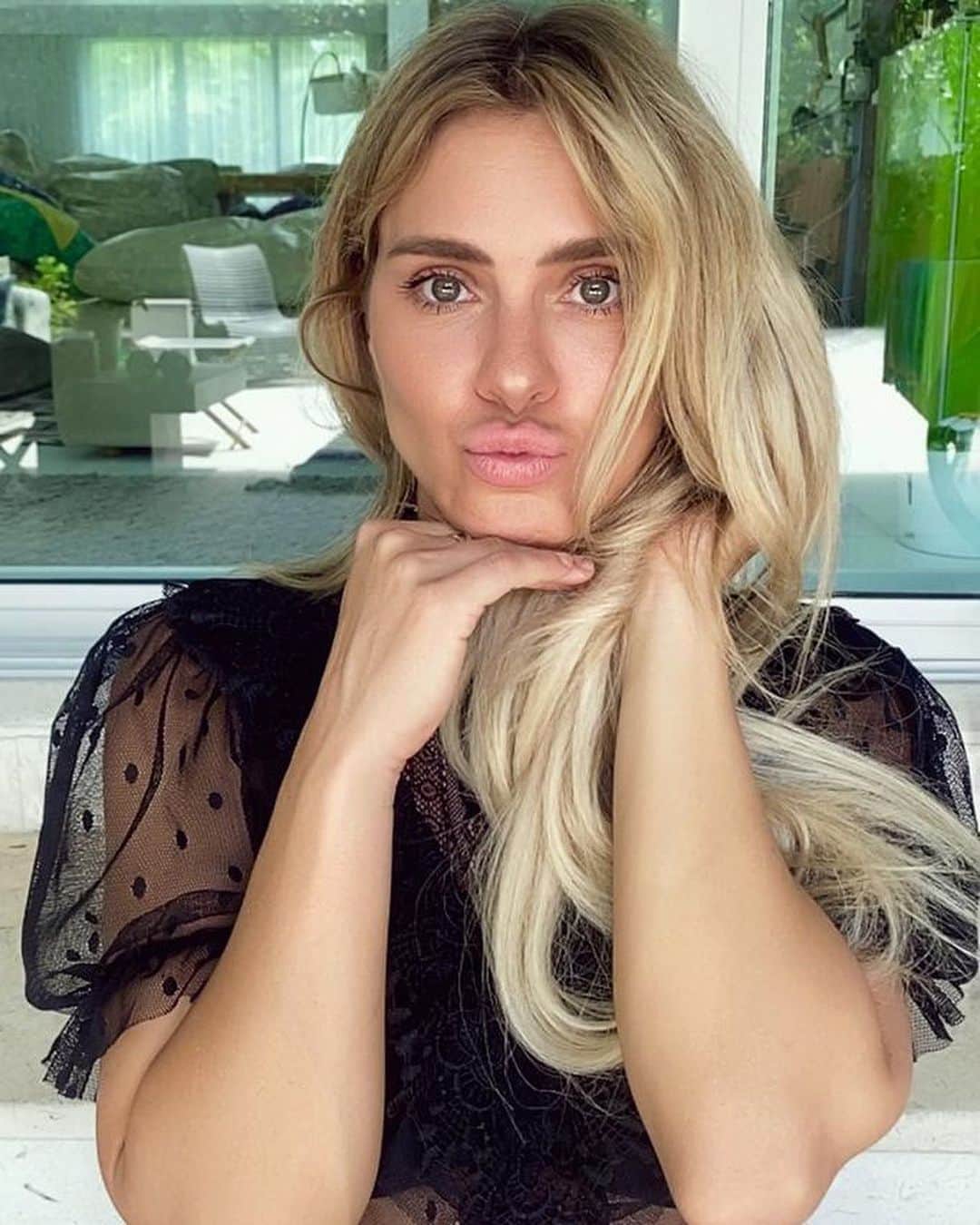 カロライナディークマンのインスタグラム：「sextou com gratidão pelos caminhos bonitos cruzados... @phargreaves q me entrevistou ha 25 anos pela primeira vez,  virou minha amiga,  esteve ao meu lado no primeiro aborto q sofri,  nos meus casamentos,  nos nascimentos dos meus filhos, na morte da minha mãe... e agora, em mais essa entrevista; q maravilha é olhar pra minha vida com os teus olhos. 🤍 e @juliarodr.gues  q conheci me fotografando remotamente,  e q lidou com as dificuldades dessa novidade  com afeto e muito cuidado.  o resultado não podia ser outro.  e eu amei. obrigada, meninas. a matéria ta no #uol 🌻」