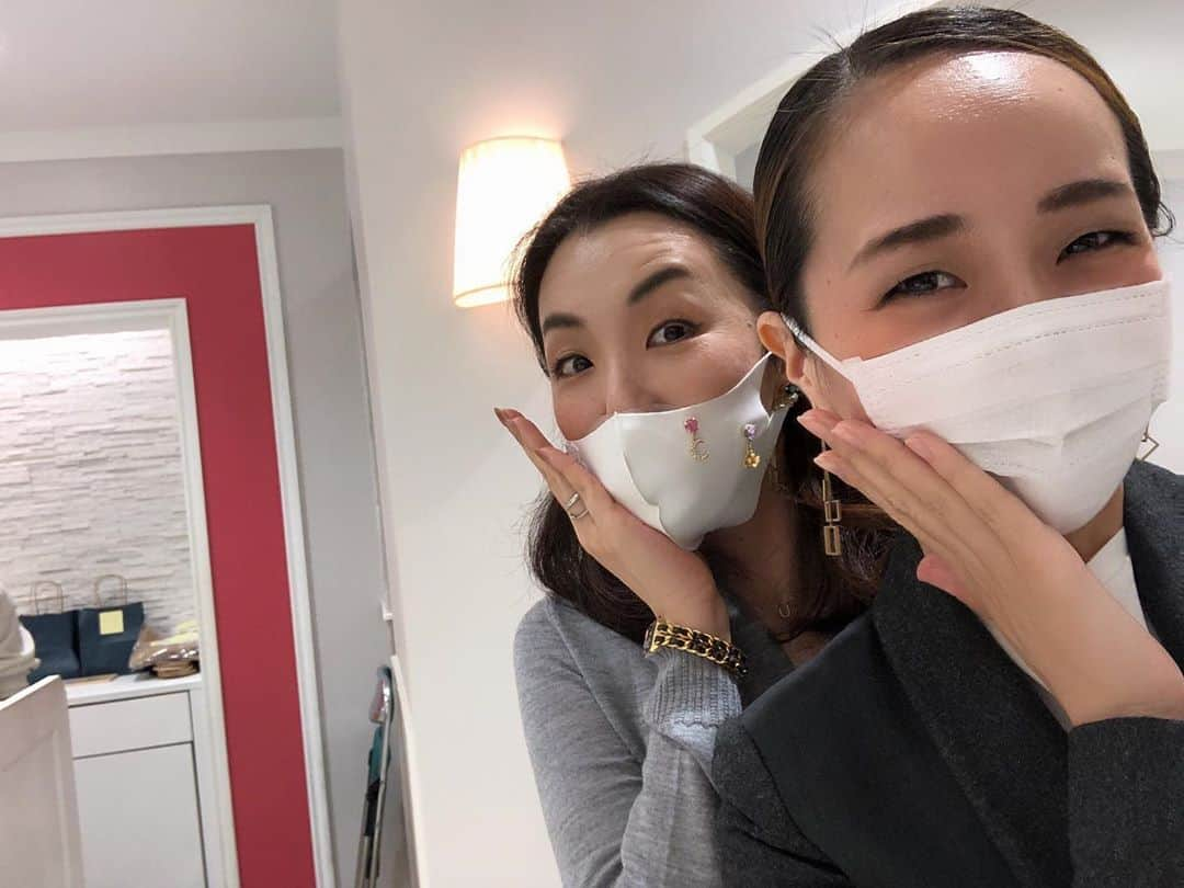 貴千碧さんのインスタグラム写真 - (貴千碧Instagram)「縁のある方とは必ず再会できる。 ご縁って本当に不思議ですね☺️✨宝塚って愛に溢れた場所だなぁ❤️  . . . #NY 帰りのような格好🤣 大さんの#Tシャツ と#キャップ　まいこの#ズボン　で#コーディネイト  本日ストレッチクラスを受けて下さいました皆様、ゆっくりお風呂🛁に浸かってお休みください⭐️#感謝 今日も沢山のお客様にお越し頂き本当にありがとうございました☺️🙏 #おやすみなさい」11月6日 23時09分 - ao_takachi