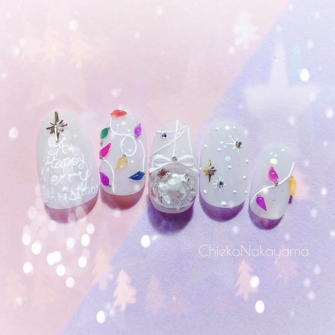 なかやまちえこのインスタグラム：「White Christmas nails.⠀ ⠀ 白いぷくぷくしたラインはアイシングジェルです🎄⠀ ⠀ #nail #nails #nailart #ネイル #美甲 #ネイルアート  #japanesenailart #manucure #japanesenails #manicurist #gelnails #أظافر #네일아트 #미용 #vẽmóng #ngườiđẹp  #เพ้นท์เล็บ #искусствоногтя #artedeuñas #เพ้นท์เล็บเจล #ジェルネイルデザイン #ネイルデザイン #senikuku #nagelkunst #クリスマスネイル #Xmasnails #Christmasnails @kimagure_cat_whim @bettygel_official @prexyofficial @pregelofficial @preanfaofficial」