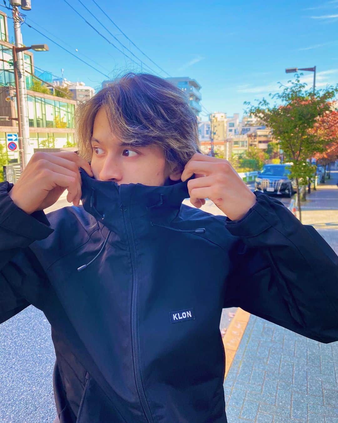 才川コージのインスタグラム：「今月お知らせ出来る事がチラホラあります。  明日も顔晴ります🎥  11/7 23時〜 【恋愛ドラマな恋がしたい】7話  11/8 9時〜 【仮面ライダーセイバー　】第9章  よろしくね！ 写真は最近お気に入りのパーカー。  #KLON  #your_klon  #fashionstyle #fashion  #backflip」