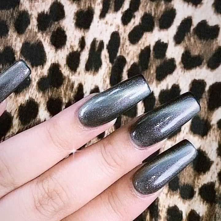 amiのインスタグラム：「. . . . new nail . . . #newnail #マグネットネイル #スカルプネイル」