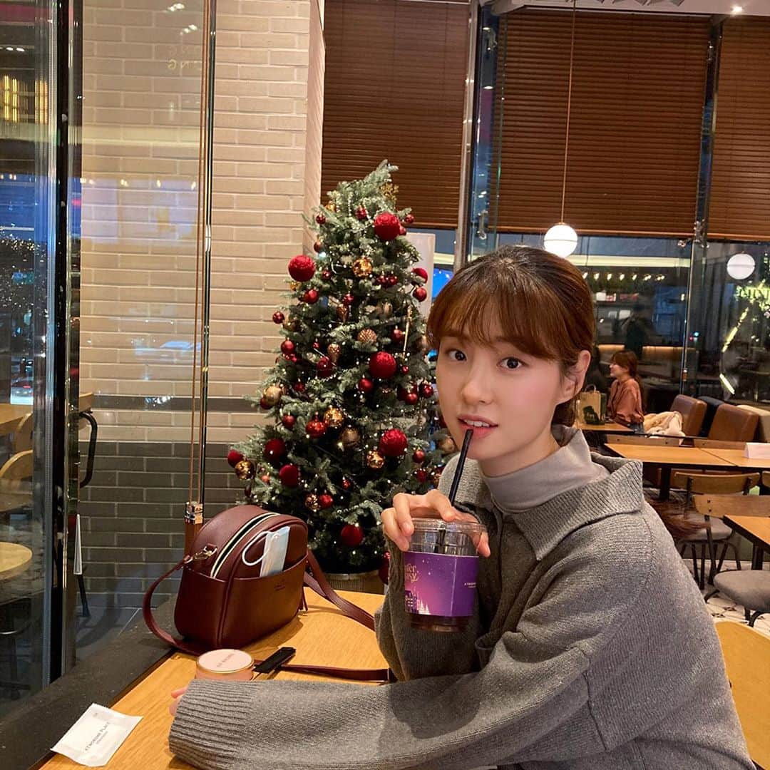 ヘヨンさんのインスタグラム写真 - (ヘヨンInstagram)「힣🎄❤️ ⠀ ⠀ #머리땋았는데 #안보임」11月6日 23時18分 - j.hyeyeon_