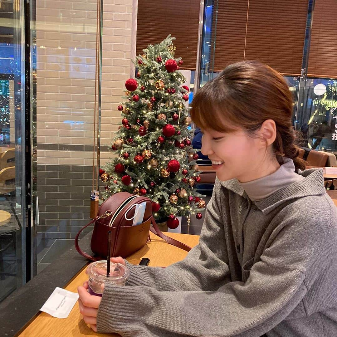 ヘヨンのインスタグラム：「힣🎄❤️ ⠀ ⠀ #머리땋았는데 #안보임」