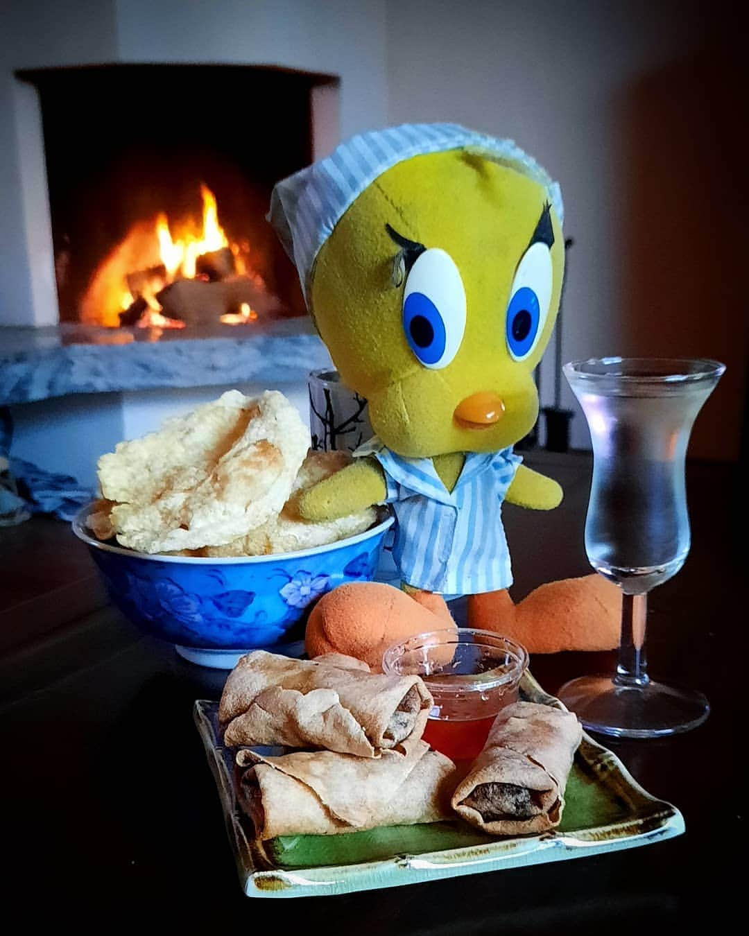 Little Yellow Birdさんのインスタグラム写真 - (Little Yellow BirdInstagram)「Friday night and looking forward to some Indonesian snacks!! Springrolls & emping for now!! #littleyellowbird #tweety #tweetykweelapis #adventures #yellow #bird #friday #tgif #happyhour #flores #restaurantflores #indonesianfood #goodfood #food #springrolls #loempias #emping #fireplace #orderingin #takeaway #stuffedanimalsofinstagram #plushiesofinstagram」11月6日 23時23分 - tweetykweelapis