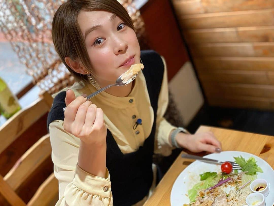 酒井瞳さんのインスタグラム写真 - (酒井瞳Instagram)「今回のもぐもぐタイム😋  躍動感ある写真ばかり😂🙏　 お箸(スプーン)が止まらなかったのです🙌笑  今回も美味しくて楽しくて幸せなロケでした😋💕 放送をお楽しみに😆🙏✨‼️  #宮崎 #宮崎県 #よかばん #umk #もぐもぐ #いただきます #ごちそうさまでした #うまミヤザキ #ほおばりすぎ #食べるの止められない #わんぱく #食べるの大好き」11月6日 23時25分 - s.sakaihitomi