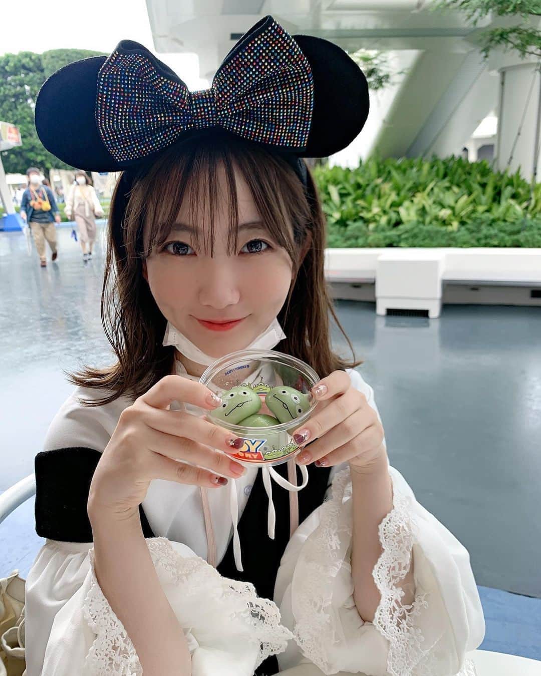 夏川愛実のインスタグラム：「﻿ ﻿ ﻿ リトルグリーンマン👻﻿ ﻿ ﻿ #ディズニー#disney#disneyland﻿ #ディズニーコーデ#夢の国#カチューシャ#ミニーちゃん﻿ #リトルグリーンマン#ディズニーフード#ディズニー食べ歩き﻿」