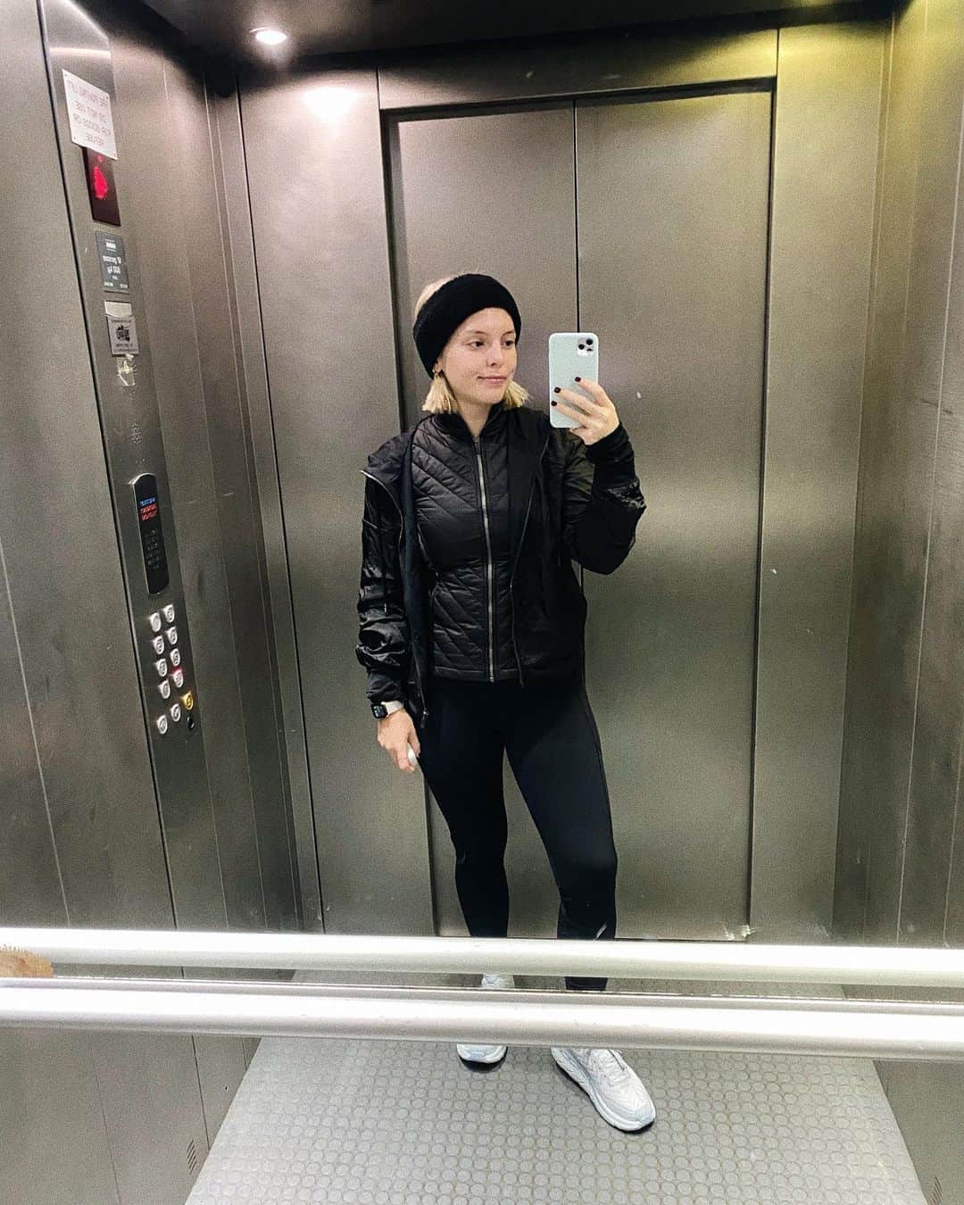 Estée Lalondeのインスタグラム：「*goes for a run for the first time in months and tells literally everyone about it*」
