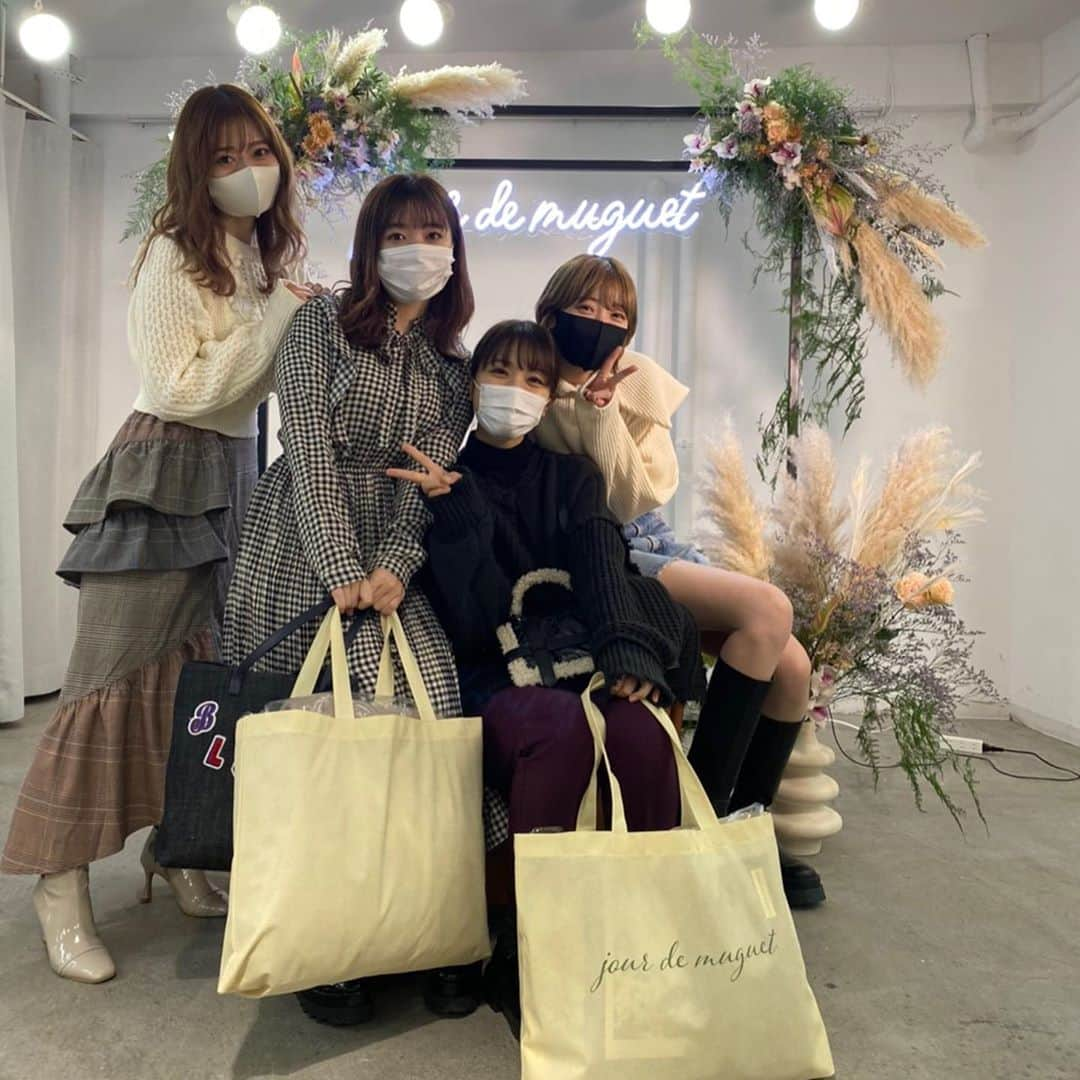 吉田菫さんのインスタグラム写真 - (吉田菫Instagram)「. ゆかるん初の展示会へ🕊🤍 @jour.de.muguet   ゆかるんらしいアイテムがたくさん！私とゆかるんは系統がちょっと違うけど、こういう合わせ方好きーとか言ってくれたり私も欲しいものが沢山あったから届くの楽しみ🥳💞  遊びに行く子たち、何が良いか決めきれなかったらゆかるんに相談してみてね♡笑  そのちゃん、あいみん、あやさちゃんにも会えたし関係者さんの日だったから色んな方に会えて嬉しかった💕  あと写真スポット可愛いかった〜！！！！！  多分とっても緊張してたから今日はゆっくり休んでほしい🐑🌙♡」11月6日 23時31分 - sumiredooon1228