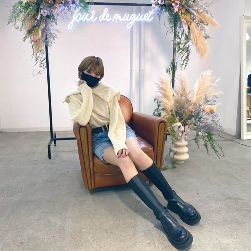 のインスタグラム：「. ゆかるん初の展示会へ🕊🤍 @jour.de.muguet   ゆかるんらしいアイテムがたくさん！私とゆかるんは系統がちょっと違うけど、こういう合わせ方好きーとか言ってくれたり私も欲しいものが沢山あったから届くの楽しみ🥳💞  遊びに行く子たち、何が良いか決めきれなかったらゆかるんに相談してみてね♡笑  そのちゃん、あいみん、あやさちゃんにも会えたし関係者さんの日だったから色んな方に会えて嬉しかった💕  あと写真スポット可愛いかった〜！！！！！  多分とっても緊張してたから今日はゆっくり休んでほしい🐑🌙♡」