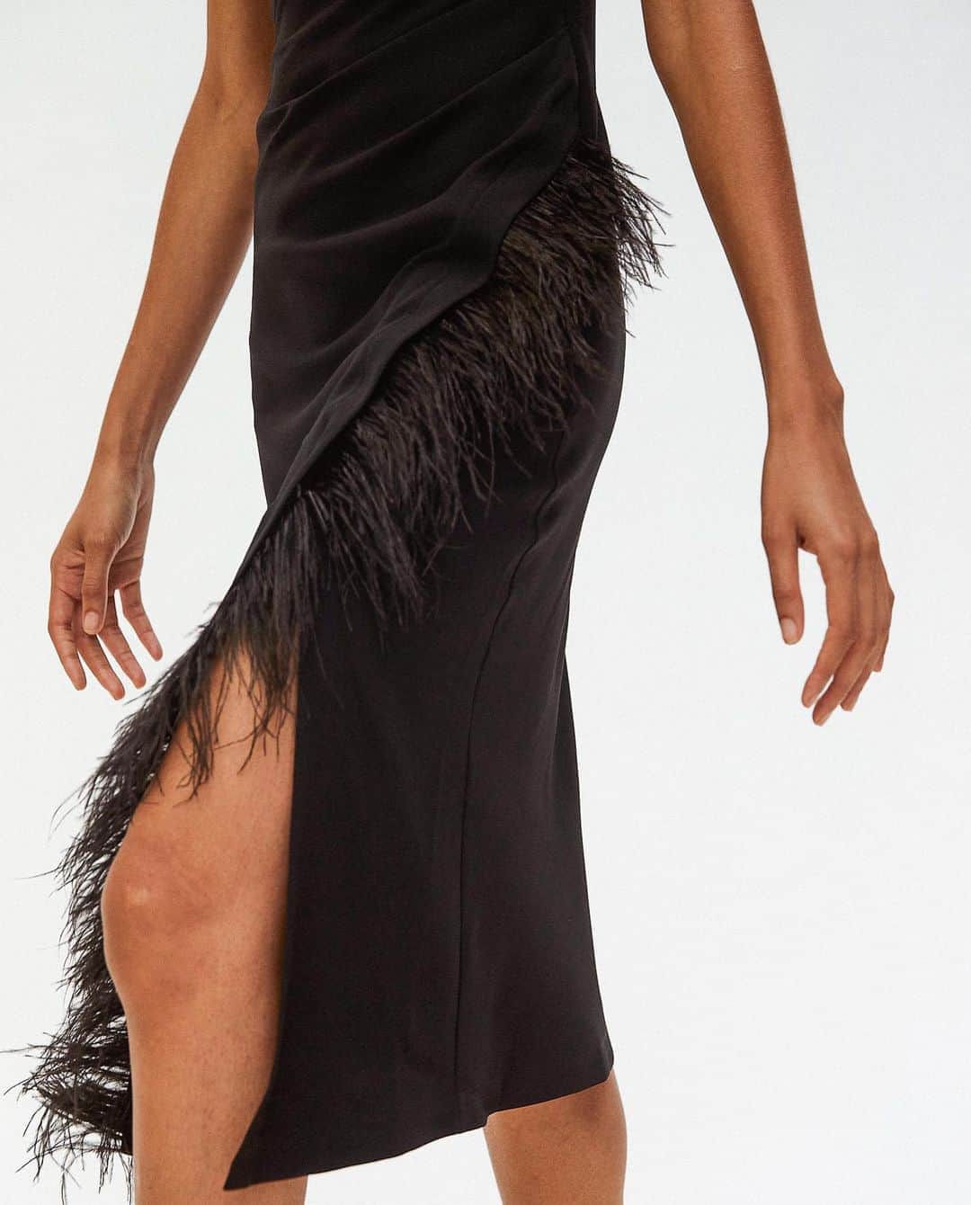デレクラムのインスタグラム：「Elevate your everyday, tailored with a classic fit. The Nellie Dress with feathers.」