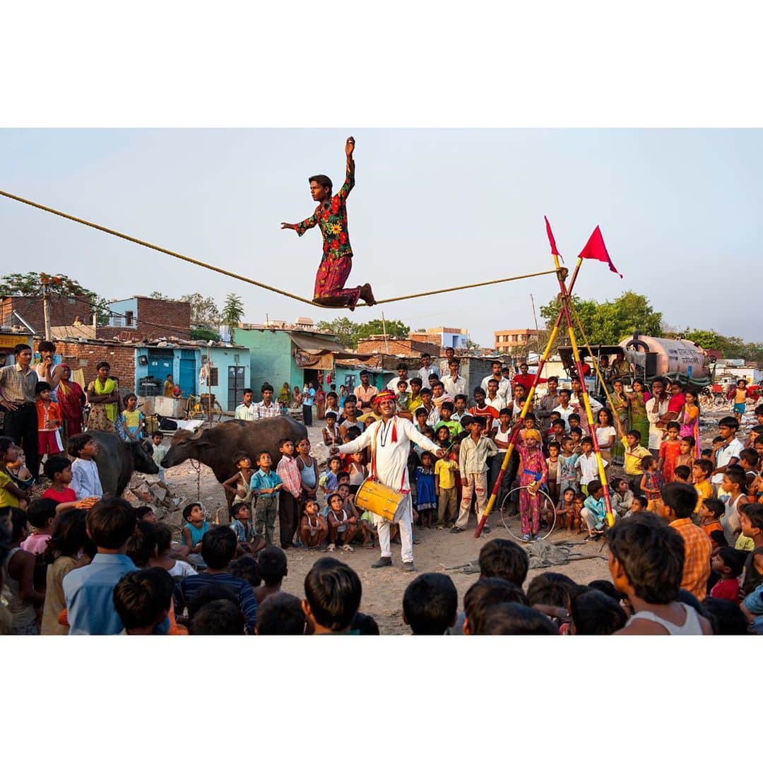スティーブ・マカリーさんのインスタグラム写真 - (スティーブ・マカリーInstagram)「A crowd forms as acrobats from the Nat semi-nomadic group perform outside Jaipur in Rajasthan, India, 2009.  #SteveMcCurry #SteveMcCurryIndia」11月6日 23時33分 - stevemccurryofficial