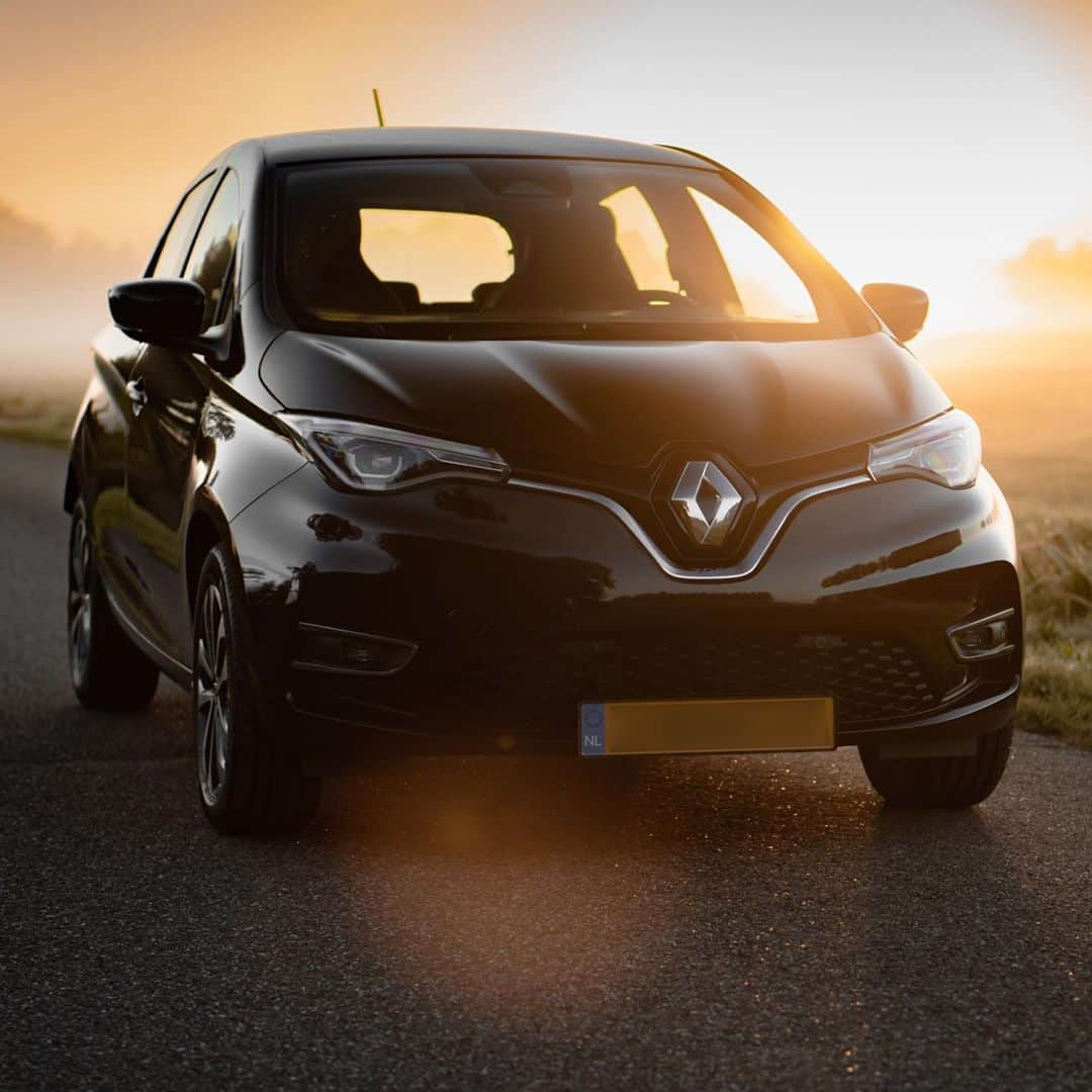 ルノーさんのインスタグラム写真 - (ルノーInstagram)「When your car compliments the landscape  📸 credits: @lithiumfuel  #RenaultZOE #GroupeRenault #WeAreRenault #electric #electriccar #electricmobility #electricvehicles #ev #nature #carlovers」11月6日 23時34分 - renaultgroup