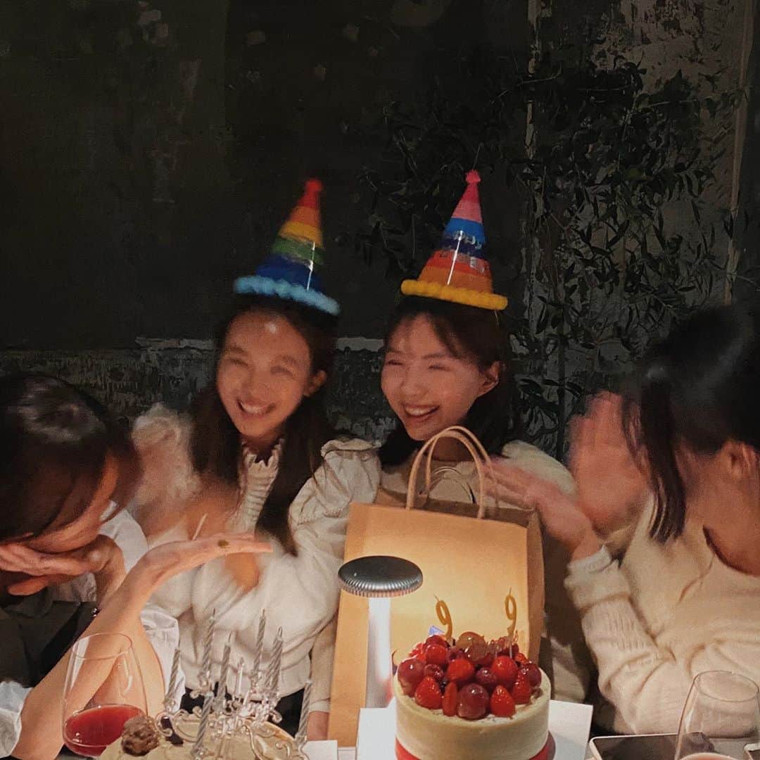 キム・ダヘのインスタグラム：「올해 첫번째 생파 20대 마지막 생일이구나 🎉 행복하다 히히 #우수혜영」