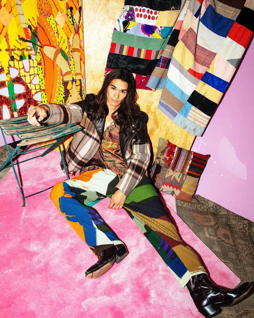 ニコラ・フォルミケッティのインスタグラム：「@booboostewart.art for @vman ❤️💚💛 photo @douginglish fashion by me 💙」