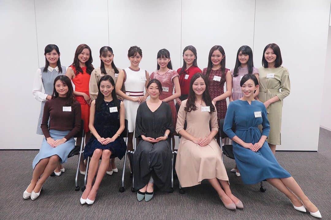 加藤早和子のインスタグラム：「❤︎ ミス日本勉強会①① 【EXPRESS YOURSELF!  　　　　　　　Fresh&Clean makeup for vivid life.】 一般社団法人 IBF 国際美容連盟本部講師 鎌林泉先生  自分をより魅力的に魅せるメイクの仕方💄 について講義して頂きました。 講義の冒頭で先生に言われた『メイク道具は為人』 という言葉がとても印象に残っています。 私を含め、お化粧やコスメを集める事が大好きな方は 多いと思いますが、大好きだからこそ丁寧に！ 一度使ったらそのままではなく、 綺麗に収納する習慣をつける事が大切なんだと 感じました✨  私自身、普段お化粧をしていて、顔の8割を決めるとも 言われる眉毛を描くのがとても苦手なんですが、 その点のアドバイスも頂けてとても勉強になりました📚  自分に合う眉毛を描く練習頑張ります。💪🏻  また、私は昔から自分の笑うとクシャっとする猫目が 好きではなくて、丸くてぱっちりした目に憧れを 抱いていました。なので、お化粧する時もアイラインを タレ目がちに描くことが多かったんです。 メイクの手直しをして頂いている際にも、 丸くてぱっちりした目に見える方法をお聞きしよう としたんですが『何言ってるの！他にいない魅力的な目してるじゃない！自信持って。』と先生に言われ、 自分の理想に近づけようとするのではなく、 自分の個性を活かす事が大切だと思えました。 これからは自分の個性を活かせるメイクを 研究していこうと思います！！  . . #ミス日本 #ミス日本コンテスト #ファイナリスト #ミス日本2021 #2021ミス日本ファイナリスト #ミスコン #青山学院大学 #女子大生 #メイク #いいね返し #missjapan #misscon #instalike #makeup」